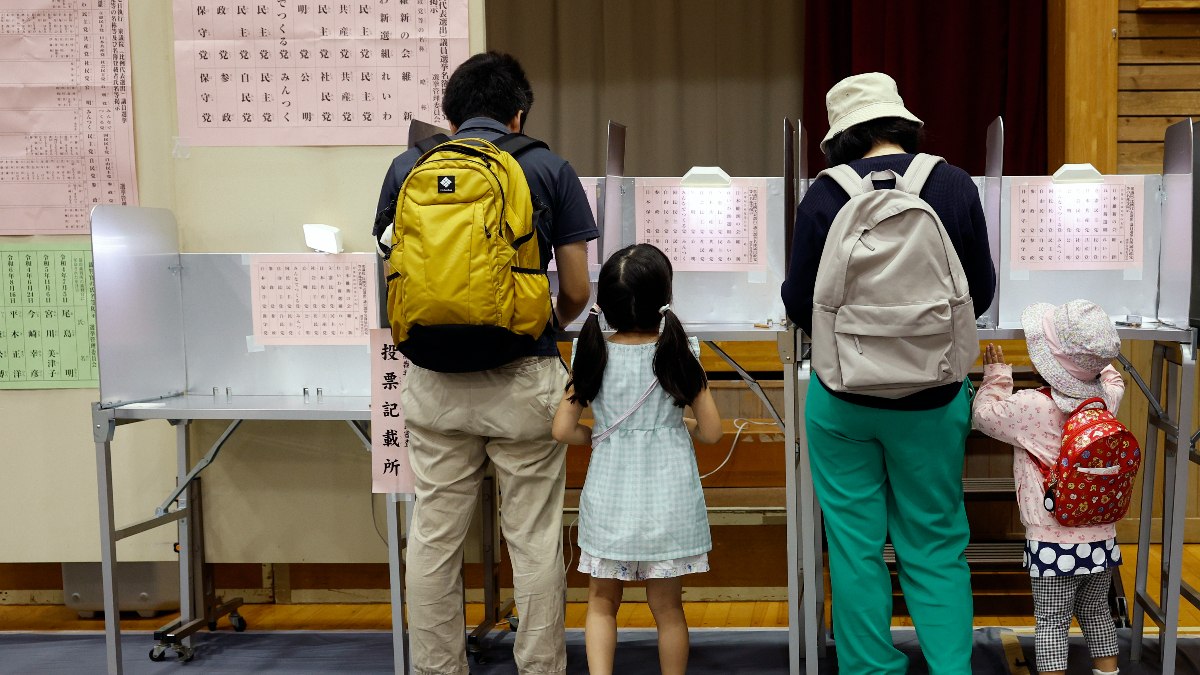 Japonya’daki erken seçimde 15 yıldır iktidardaki LDP mecliste çoğunluğu kaybetti