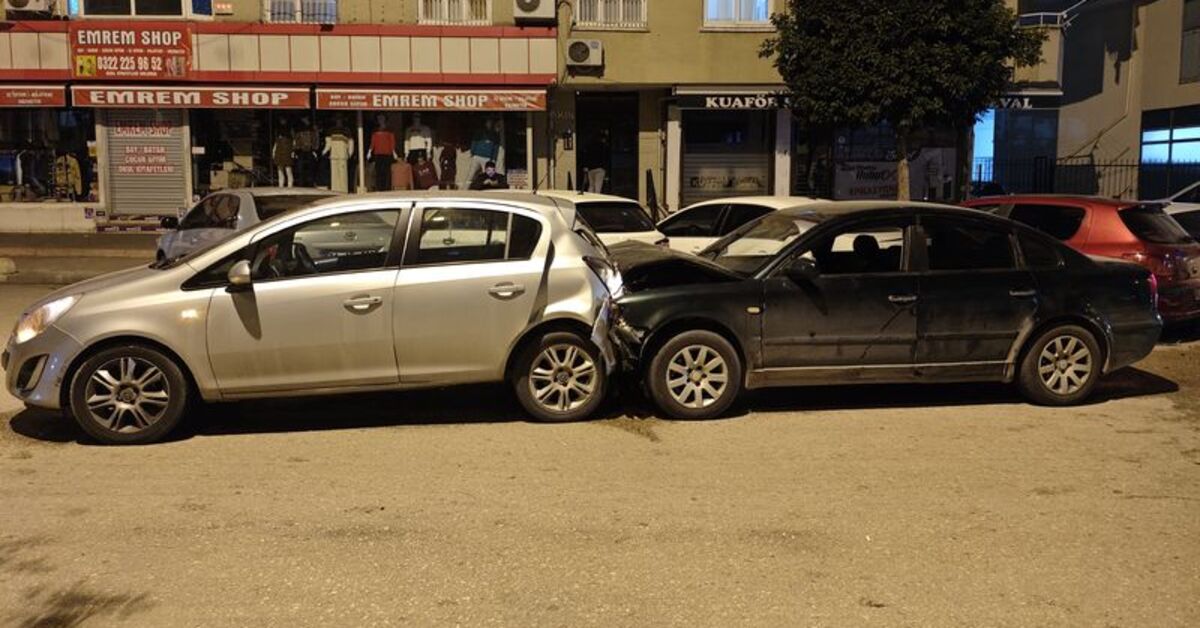 Adana’da otomobil, park halindeki 5 araca çarptı: 3 yaralı
