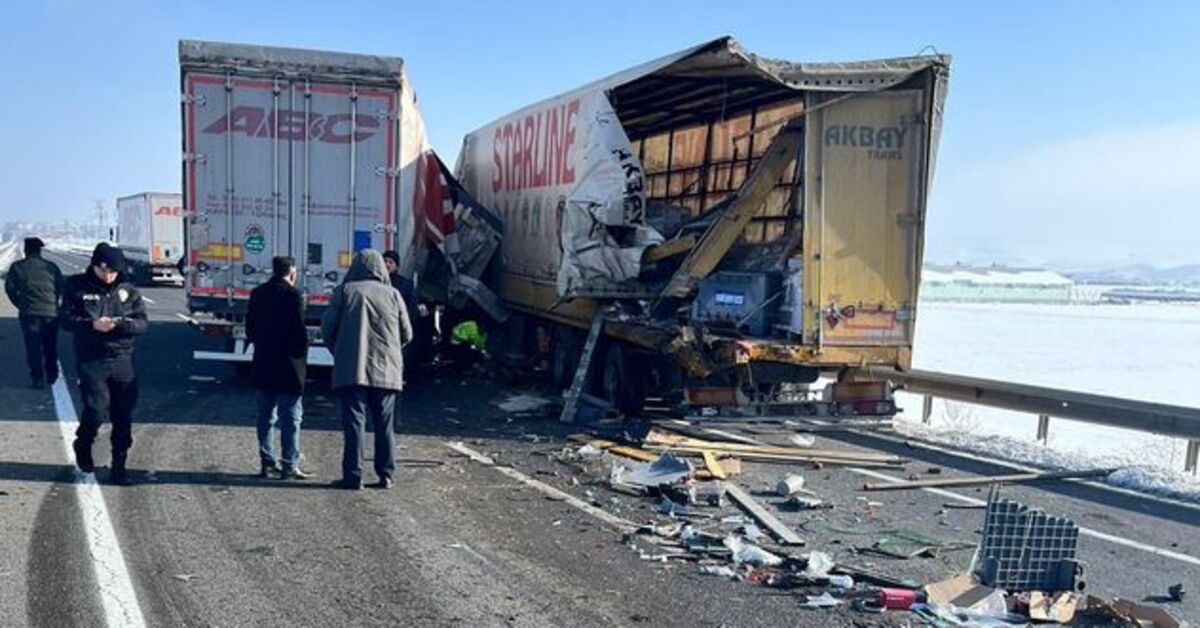 Erzurum’da 2 TIR’ın karıştığı kazada 1 sürücü öldü