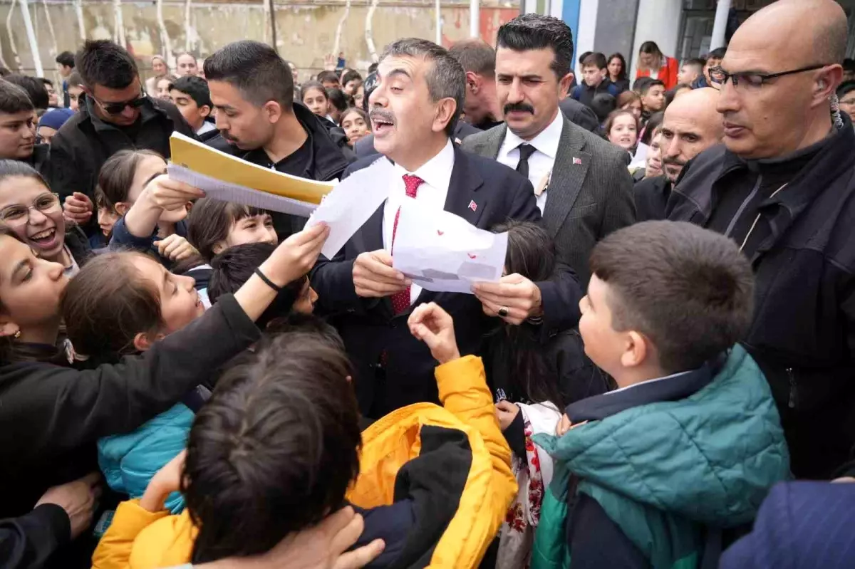 Bakan Tekin: “Akademik ve sportif eğitim mutlaka beraber yürütülmeli”